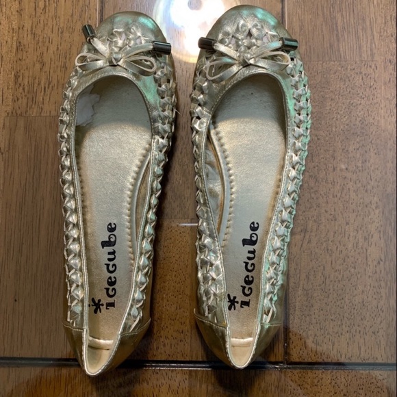 Silver Vegan Woven Details Ballet Flats Sz 7 - Picture 1 of 7